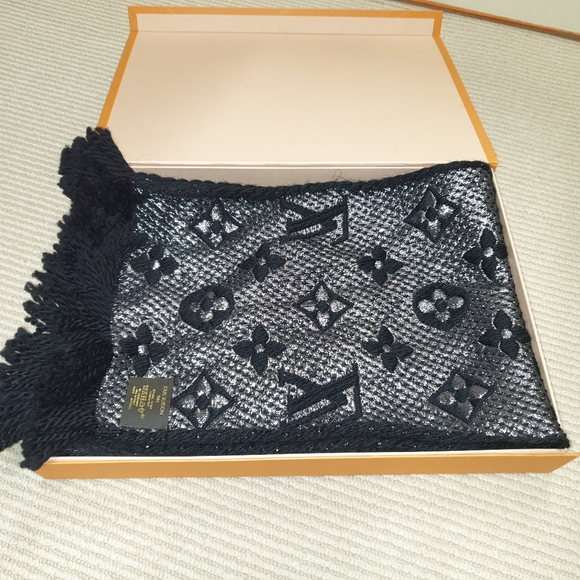 Louis vuitton Logomania scarfs 100%authentic. - Picture 4 of 6